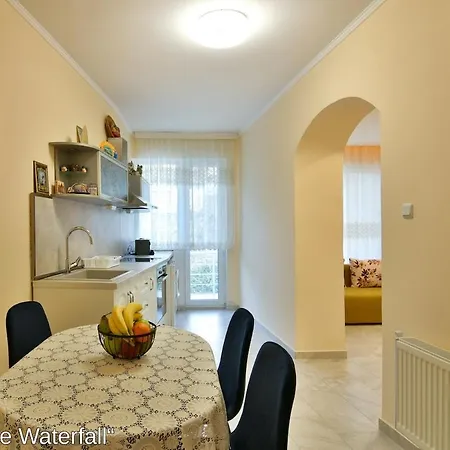The Waterfall - Free Parking Apartment *
